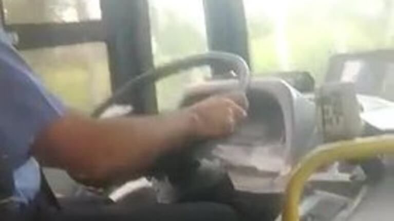 Escracharon a un chofer de Aucor usando el celular