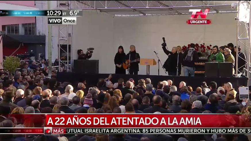 Jairo cantó "Venceremos" en el acto de la AMIA