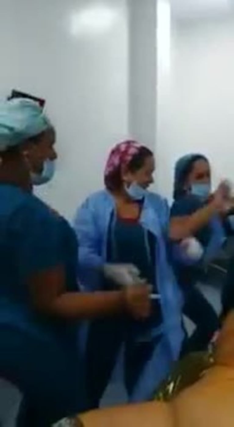Bailaron en el quirófano antes de una operación