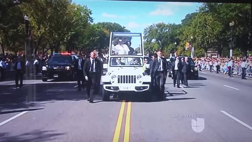 A lo Francisco: frenó el papamóvil para saludar a una nena