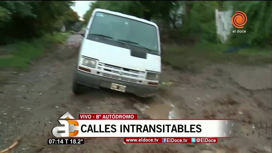 Vehículos empantanados en barrio Autódromo