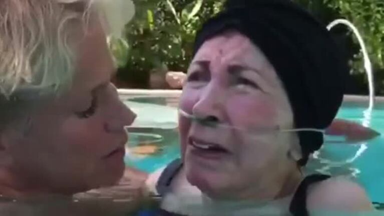 Xuxa le cantó a su mamá en la pileta