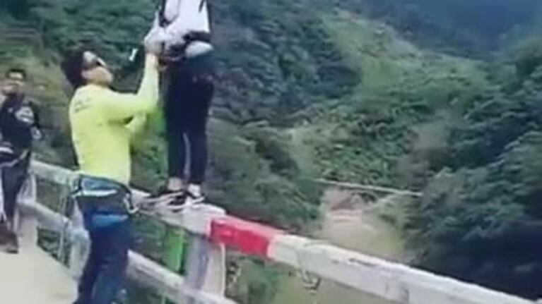 Se tiró de un puente y sobrevivió
