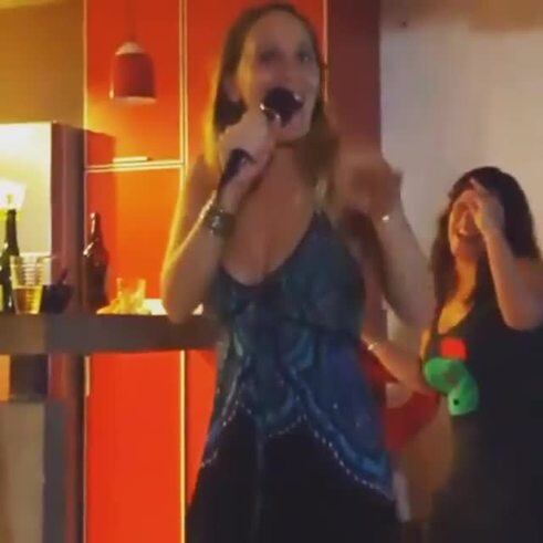 Luciana Echeverría cantó un tema de La Barra