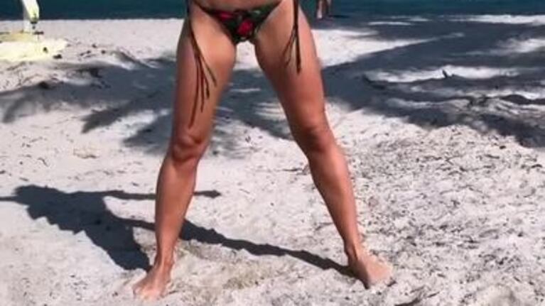 El baile sexy de Jésica Cirio en la playa