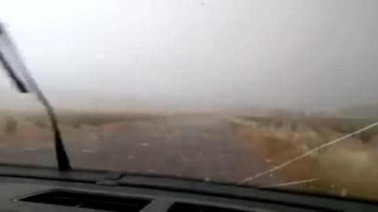 El granizo destrozó un auto en la ruta