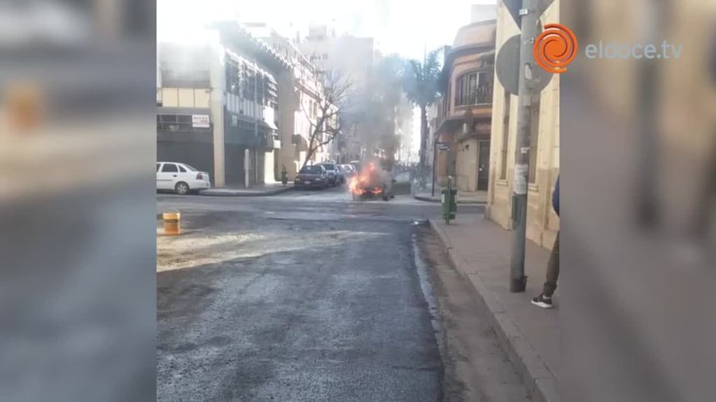 Así se incendió un auto en Córdoba