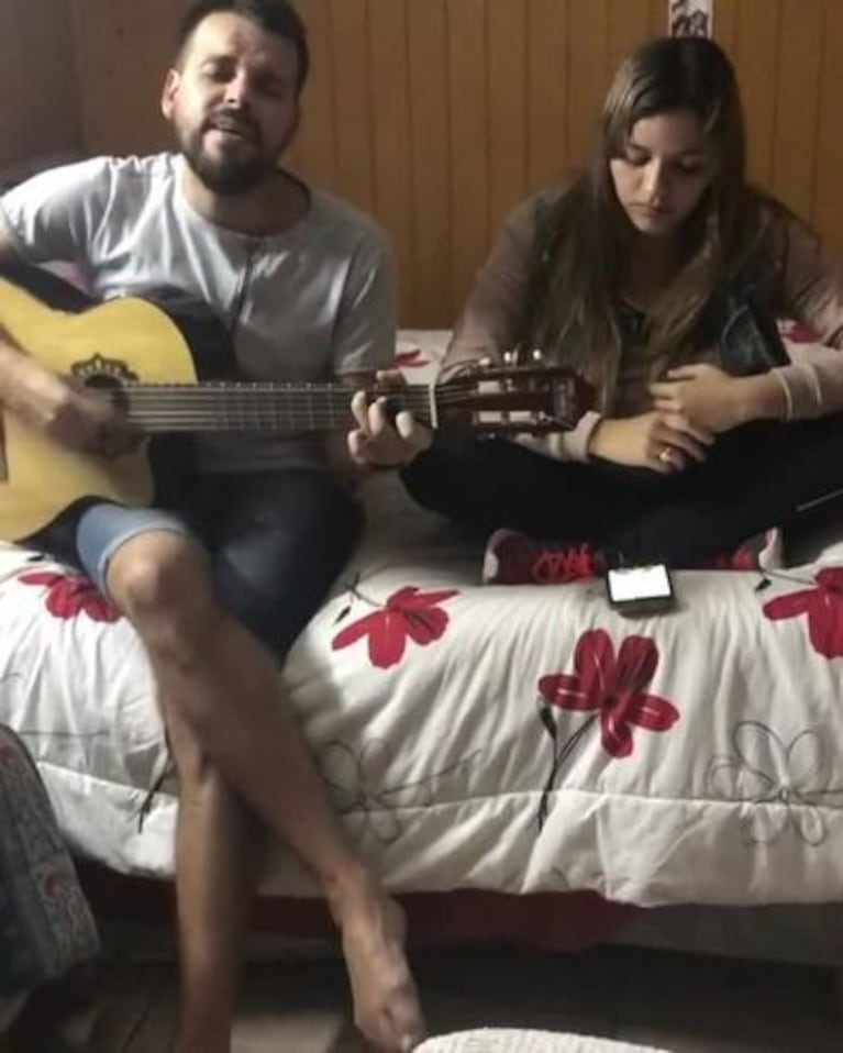 Nico Sattler cantando con su hermana un tema de Abel Pintos