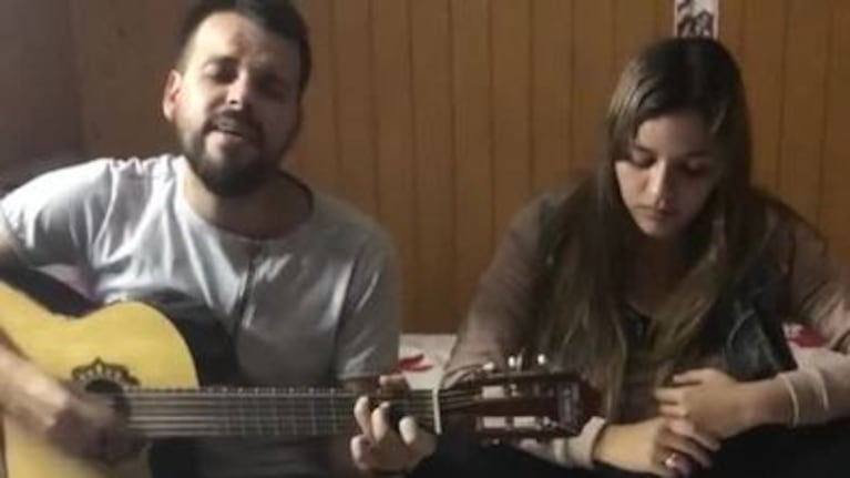 Nico Sattler cantando con su hermana un tema de Abel Pintos
