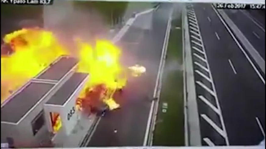 Chocó su Porsche a 200 km/h: cuatro muertos