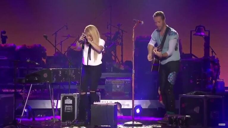 Shakira y Chris Martin cantaron "Me enamoré"