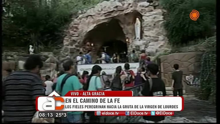 Miles de fieles veneran a la Virgen de Lourdes