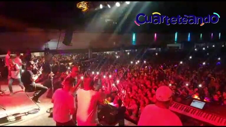 "Infiel" cantado por la gente y Ulises Bueno