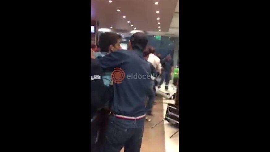 Pelea en un local de comidas rápidas