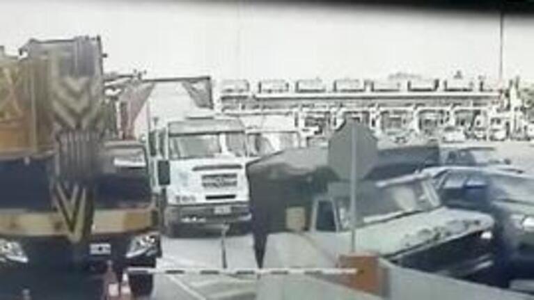 El choque de dos camionetas en una cabina de peaje