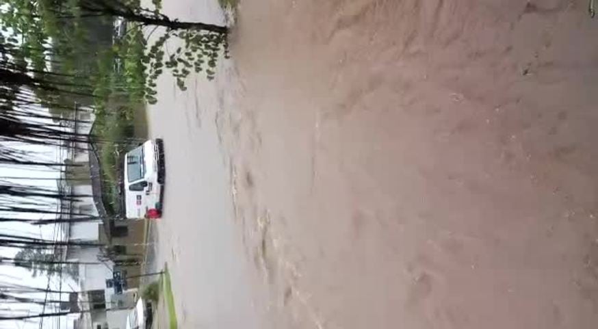 Las calles se convirtieron en ríos en Quebrada de las Rosas