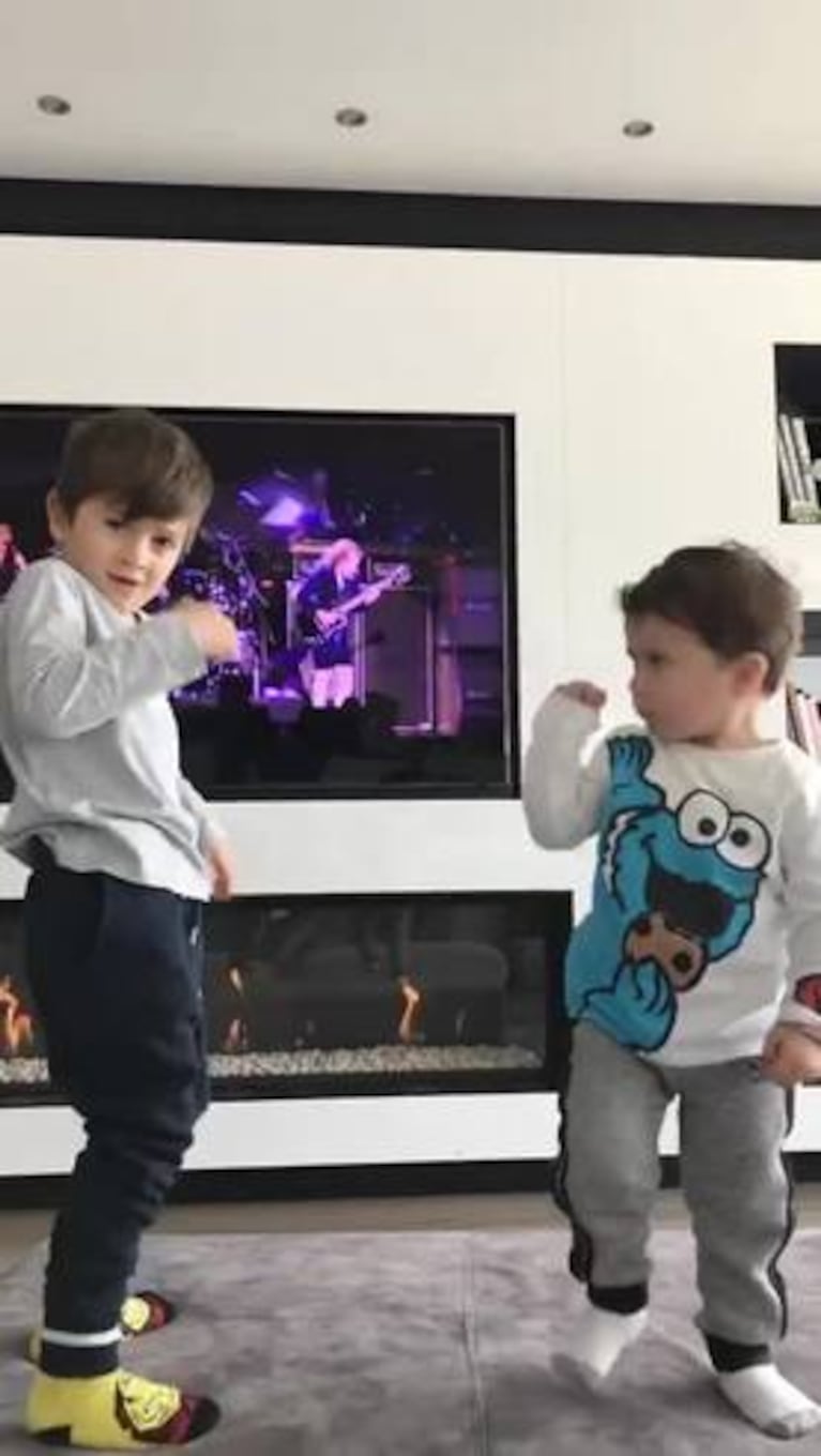 Los hijos de Messi bailan al ritmo de AC/DC