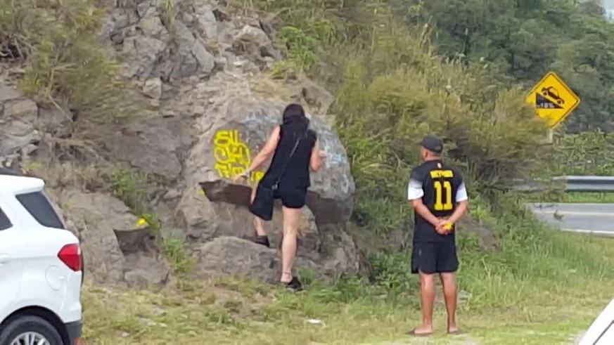 Los Molinos: hicieron un graffiti en una piedra