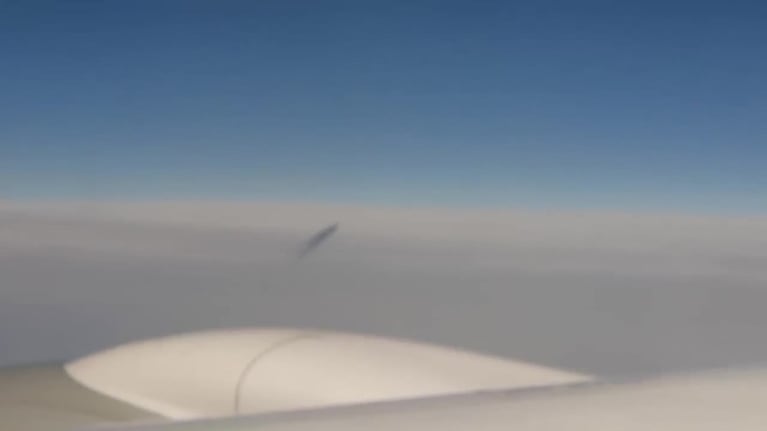 Filmaron un objeto extraño desde un avión en vuelo