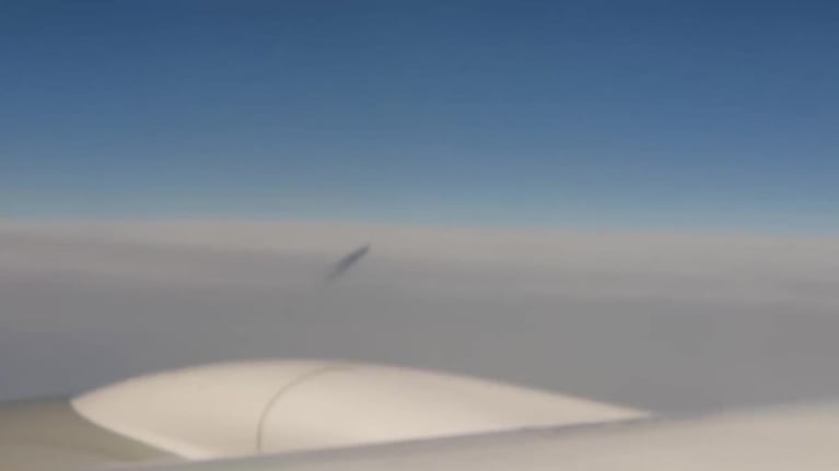 Filmaron un objeto extraño desde un avión en vuelo
