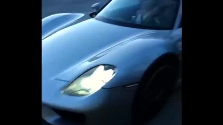 Chocó un Porsche en un estacionamiento ¡No podés!