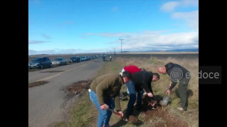 Vecinos de Yacanto arreglan la ruta 