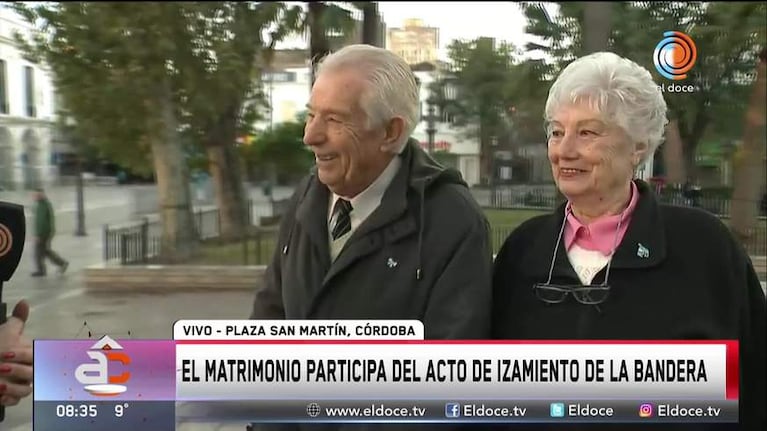 Los abuelos que cuidan la bandera la izaron en Plaza San Martín
