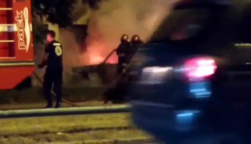 Un auto se incendió en avenida Fuerza Aérea