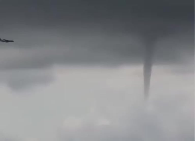 Avión voló entre tres tornados y pudo aterrizar
