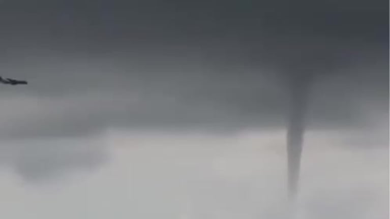 Avión voló entre tres tornados y pudo aterrizar