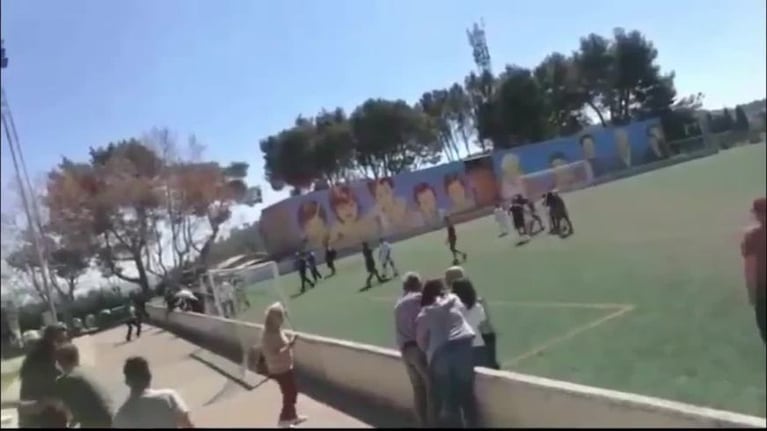 Pelea entre padres durante un partido de fútbol infantil