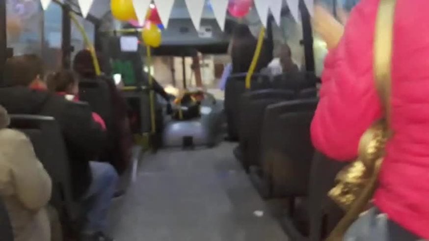 Le festejó el cumpleaños a su amigo del colectivo