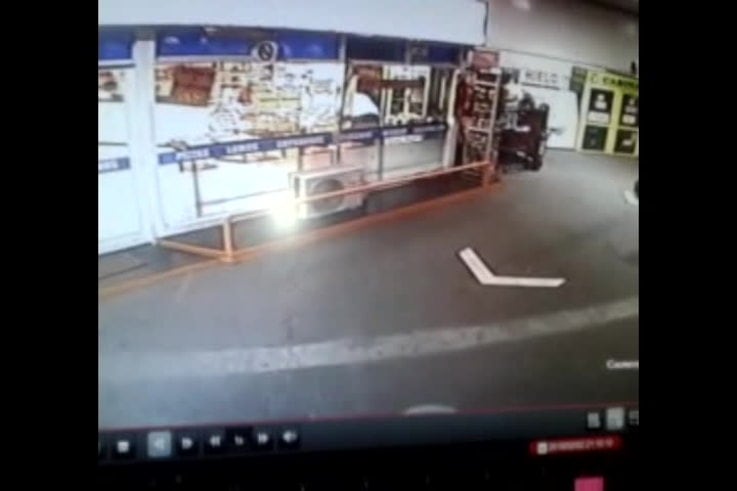 Tiroteo y robo en una estación de servicio