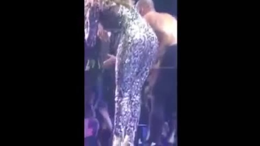 Jennifer López mostró la cola en un show