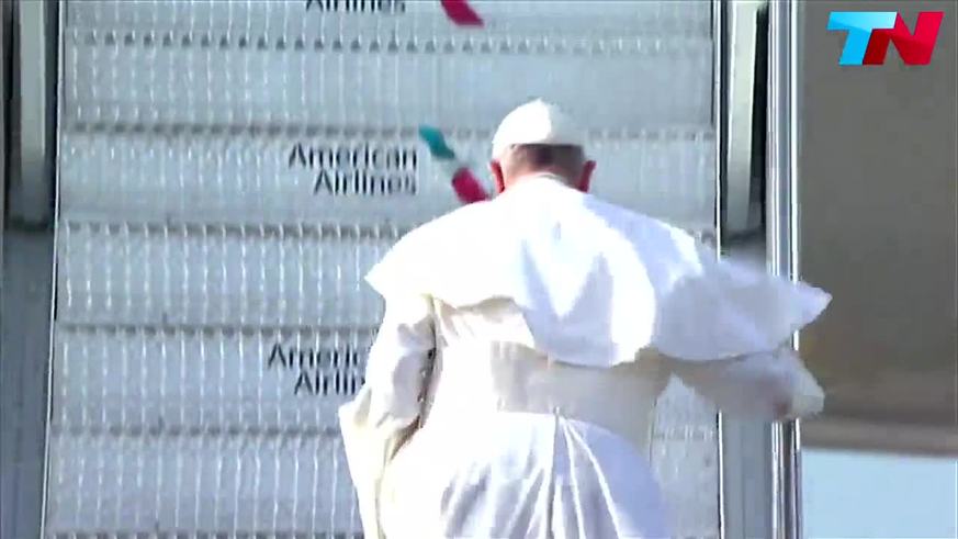 El tropezón del Papa al subir al avión