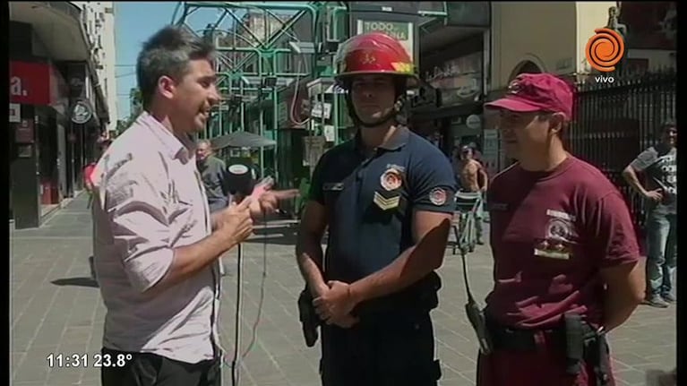Rescatan a mujer de un incendio voraz