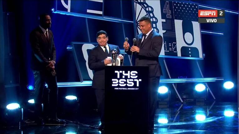 El blooper de Maradona y la reacción de Messi