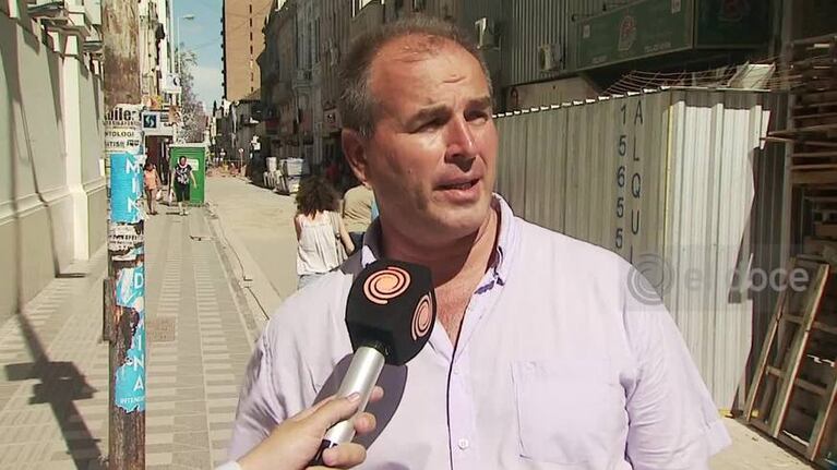 Una mujer recibió una descarga de electricidad en un poste de alumbrado