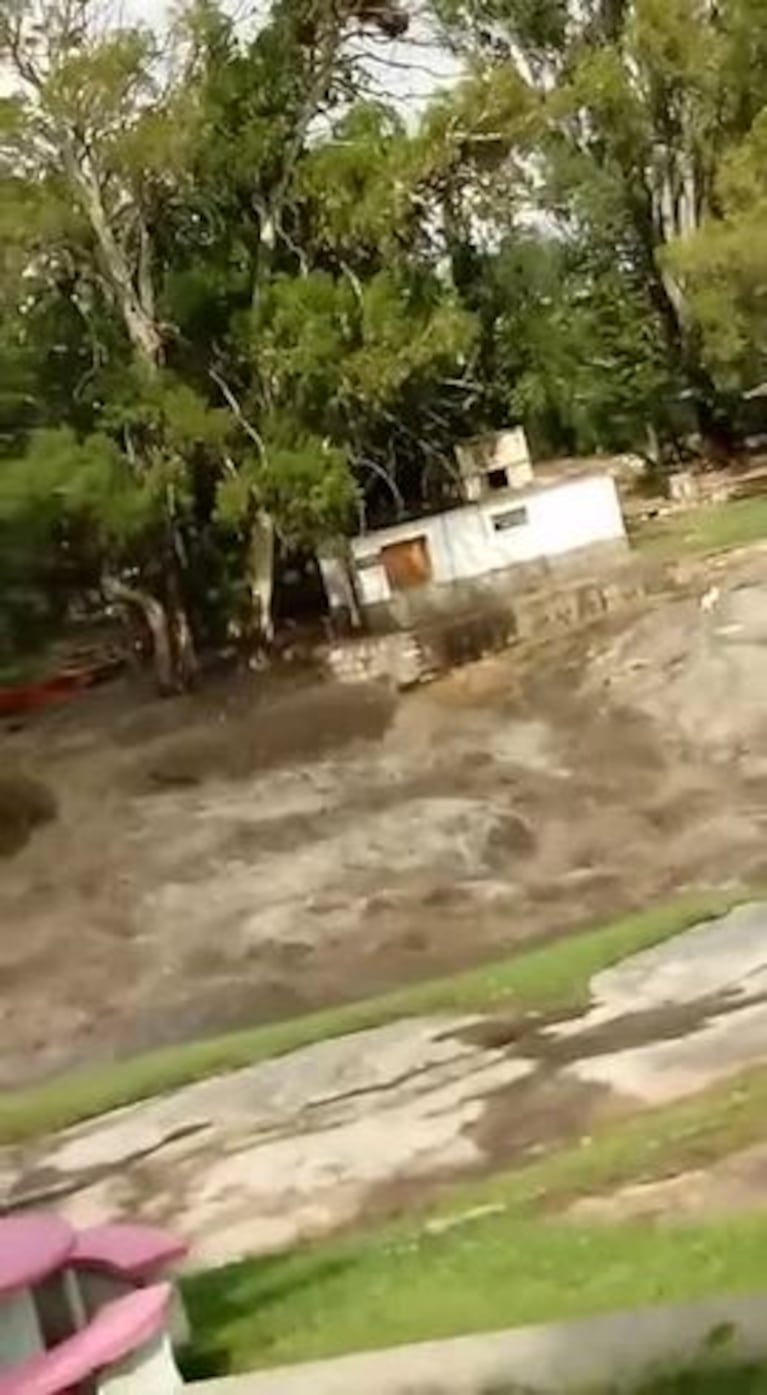 La peligrosa crecida en un río serrano