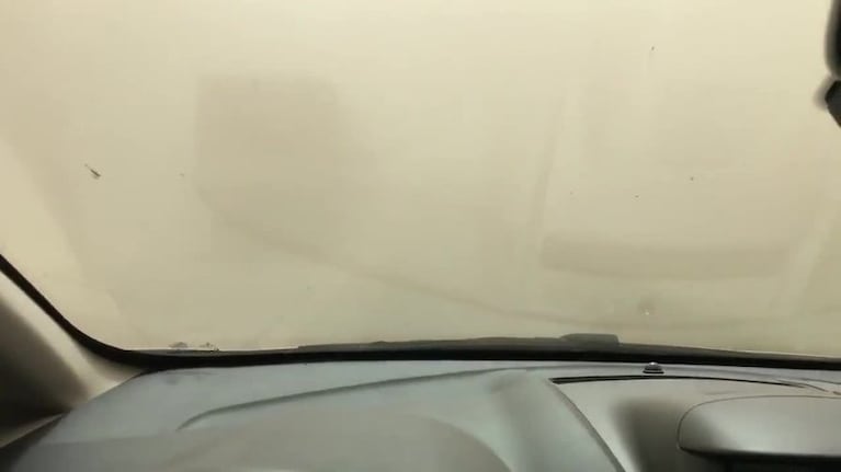 Impresionante tormenta de tierra en la autopista
