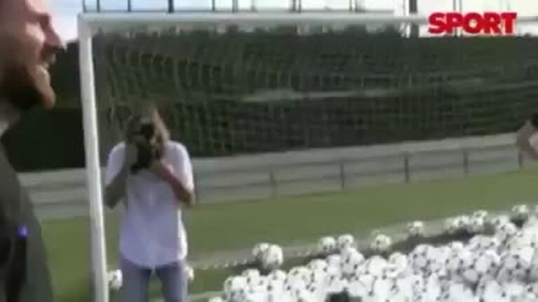 Messi festejó con 300 pelotas sus goles de local
