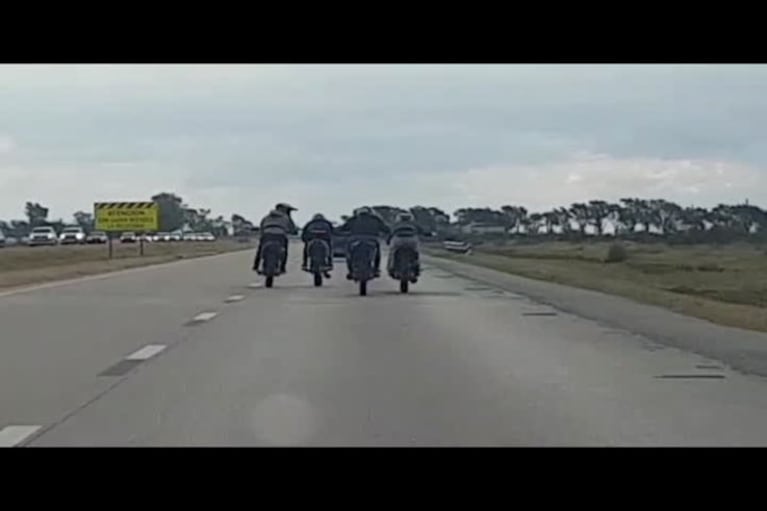 Las peligrosas maniobras de cuatro motos