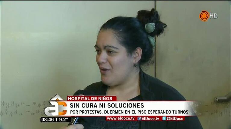 Duermen en el piso del hospital