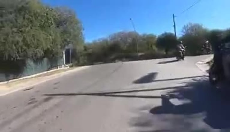 Se distrajo y chocó de frente a un motociclista