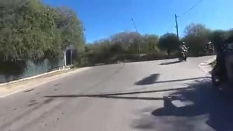 Se distrajo y chocó de frente a un motociclista