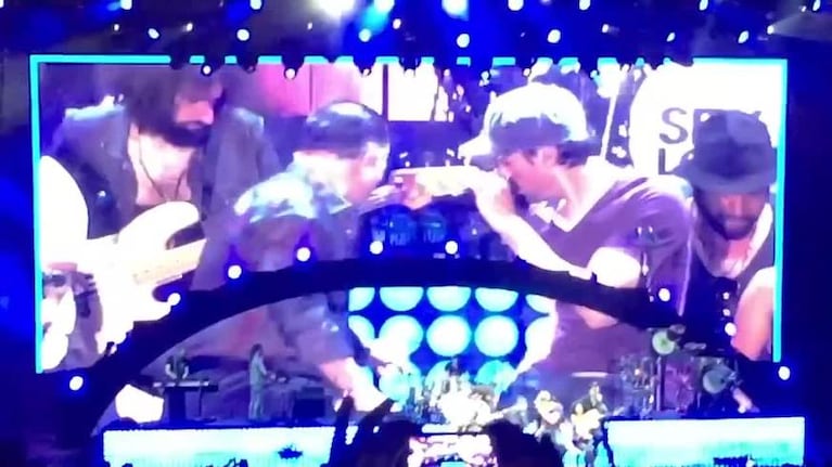 ¿Enrique Iglesias borracho en un show?