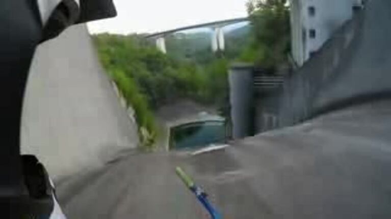 Ciclista extremo descendió por la pared de una represa