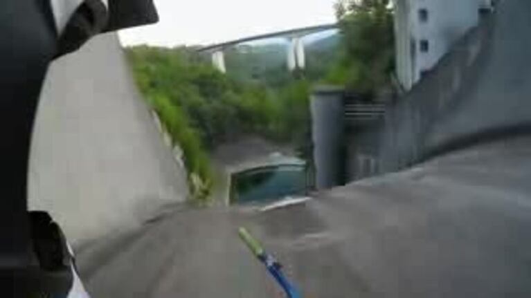 Ciclista extremo descendió por la pared de una represa