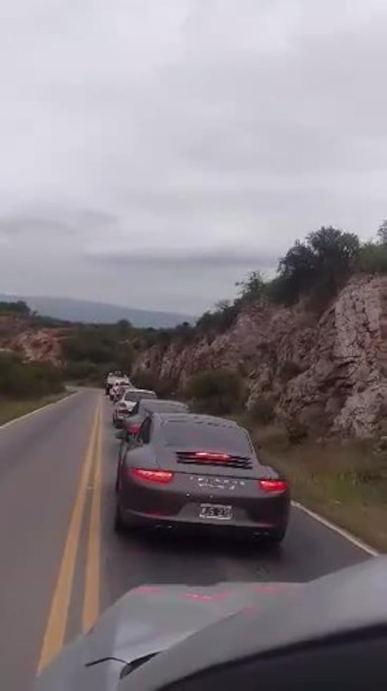 Así pasaron dos autos en doble línea amarilla