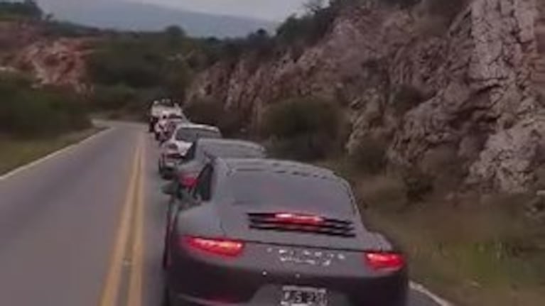 Así pasaron dos autos en doble línea amarilla